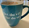 Blå kopp med Salgsfabrikken-logo og teksten «Det du vil får du til!»